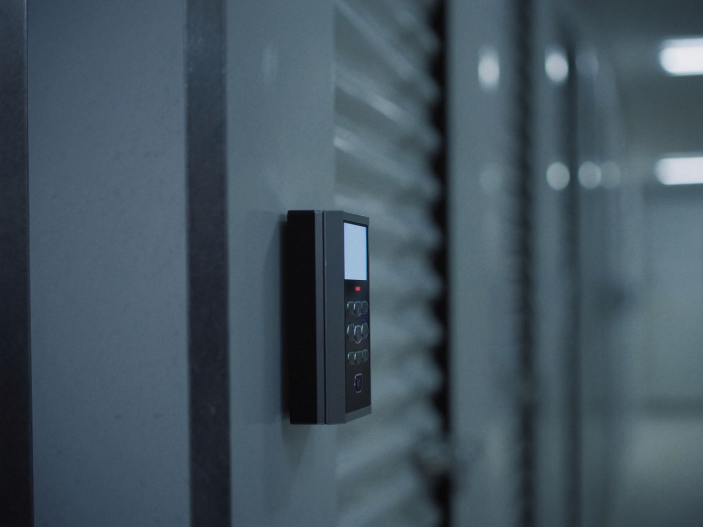 Lecteur de contrôle d'accès électronique installé à côté de la porte d'une unité de stockage